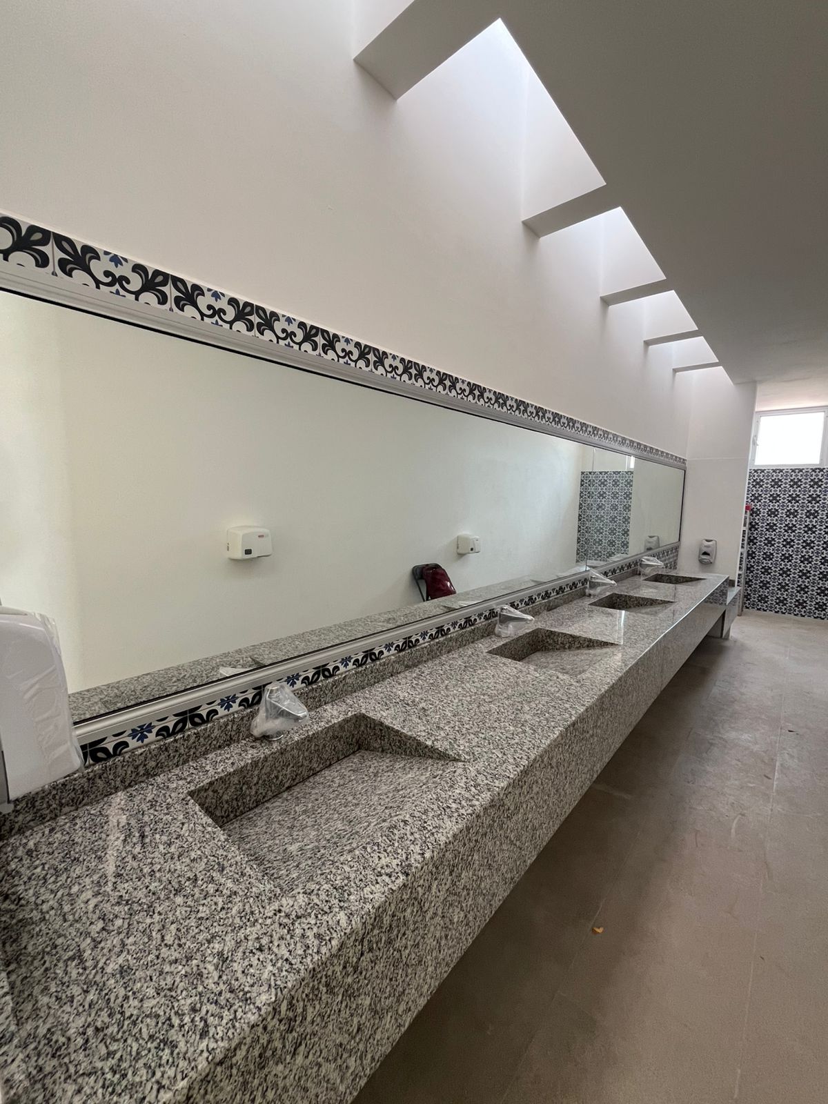 Vanity de granito visto en perspectiva — instalación comercial